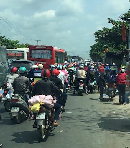 Ùn ùn về thành phố sau nghỉ Tết ảnh 1